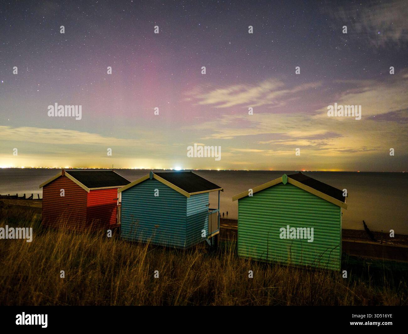Minster on Sea, Kent, Regno Unito. 13 novembre 2025. Una mostra dell'aurora boreale (aurora boreale) vista a Minster on Sea, Kent nelle prime ore del mattino. Crediti: James Bell/Alamy Live News Foto Stock