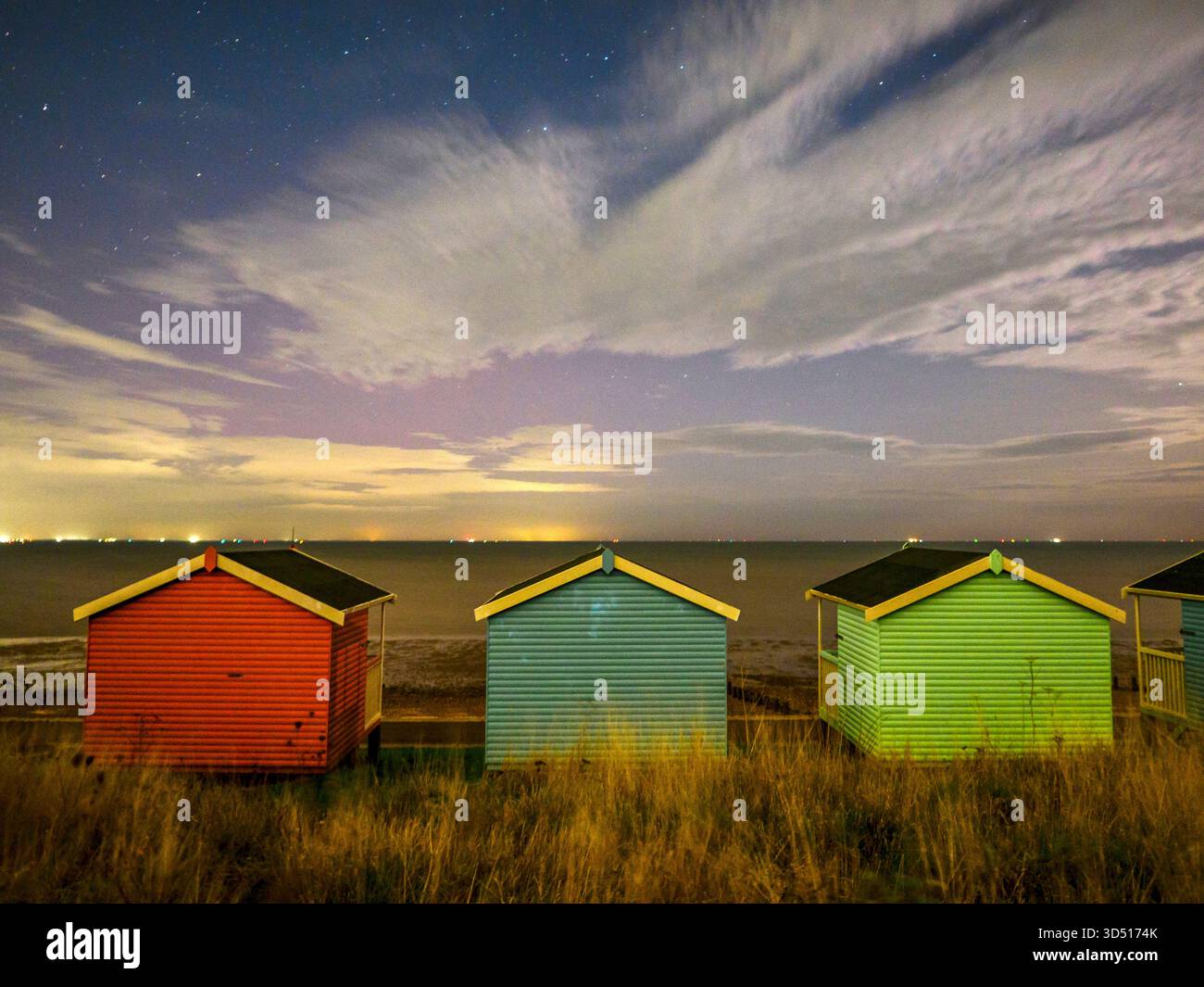 Minster on Sea, Kent, Regno Unito. 13 novembre 2025. Una mostra dell'aurora boreale (aurora boreale) vista a Minster on Sea, Kent nelle prime ore del mattino. Crediti: James Bell/Alamy Live News Foto Stock