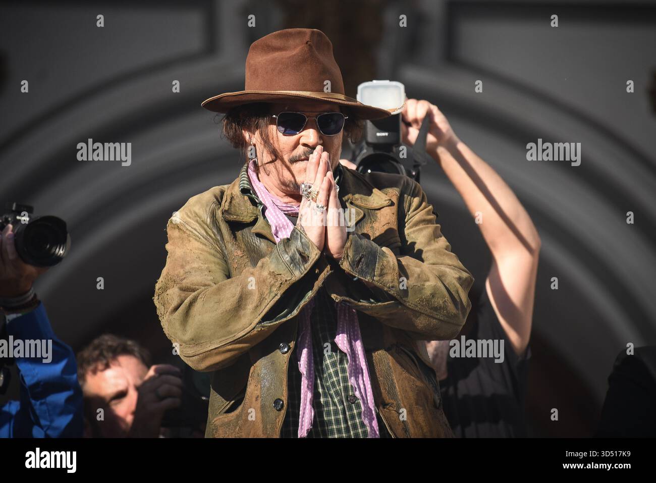 La Plata, Argentina - 12 novembre 2025: L'attore e regista statunitense Johnny Depp ha tenuto una masterclass teatrale presso lo storico Teatro Podestá di la Plata, provincia di Buenos Aires, davanti a un pubblico di studenti, attori e appassionati di arti dello spettacolo locali. L'evento fa parte della sua visita promozionale in Argentina per la presentazione del suo film «Modigliani: Tre giorni a Montparnasse», da lui diretto e prodotto. Depp ha discusso del processo creativo, dello sviluppo dei personaggi e della sua esperienza nel lavorare al film biografico, ricevendo un caloroso applauso dai partecipanti. Foto: Marina Espeche/ UNAR AGENC Foto Stock