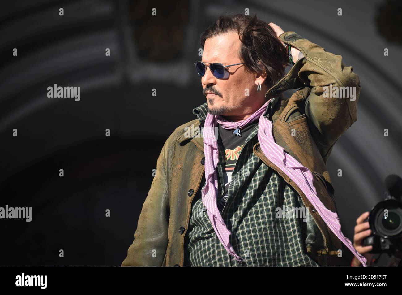 La Plata, Argentina - 12 novembre 2025: L'attore e regista statunitense Johnny Depp ha tenuto una masterclass teatrale presso lo storico Teatro Podestá di la Plata, provincia di Buenos Aires, davanti a un pubblico di studenti, attori e appassionati di arti dello spettacolo locali. L'evento fa parte della sua visita promozionale in Argentina per la presentazione del suo film «Modigliani: Tre giorni a Montparnasse», da lui diretto e prodotto. Depp ha discusso del processo creativo, dello sviluppo dei personaggi e della sua esperienza nel lavorare al film biografico, ricevendo un caloroso applauso dai partecipanti. Foto: Marina Espeche/ UNAR AGENC Foto Stock