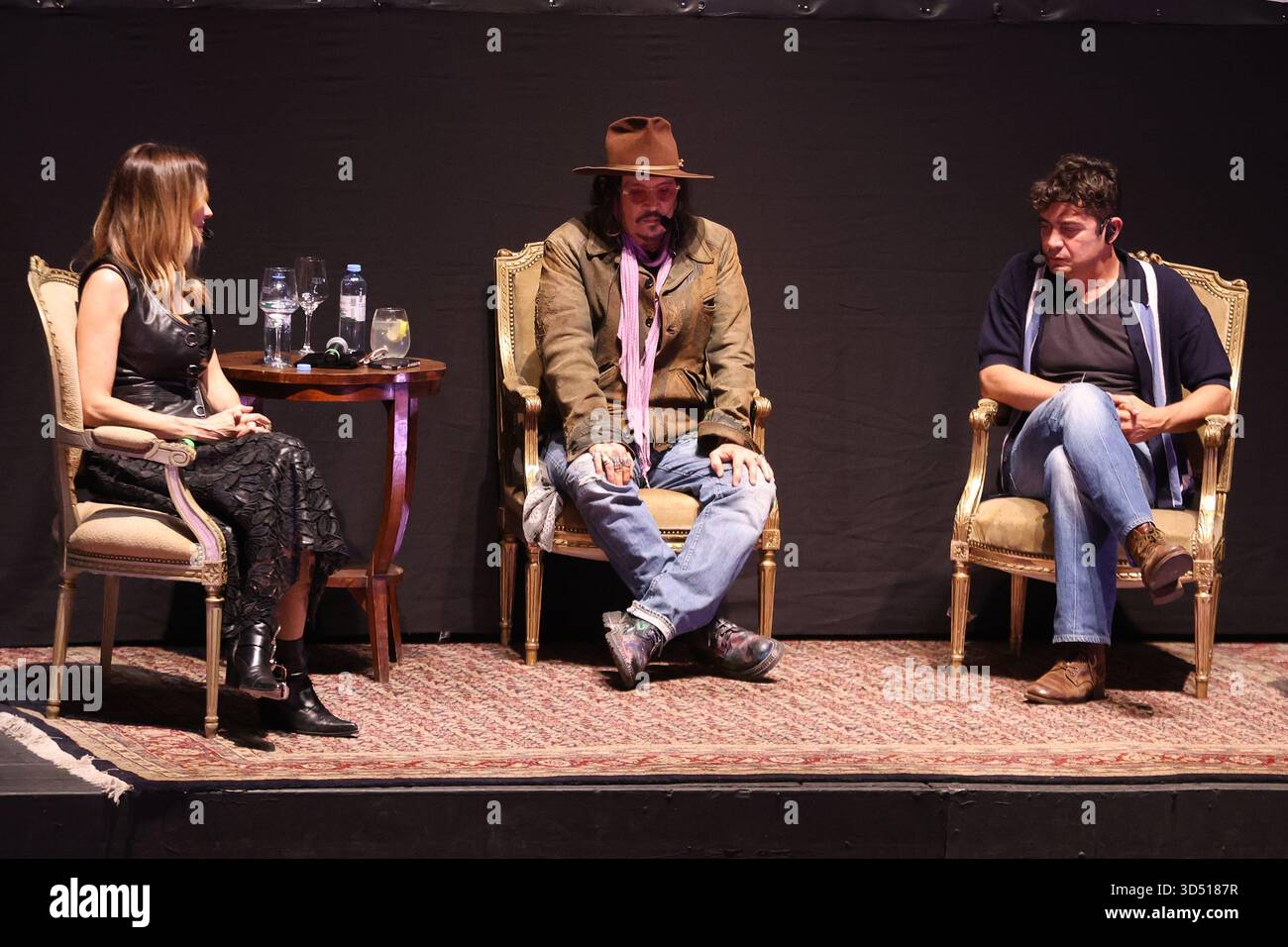 La Plata, Argentina - 12 novembre 2025: L'attore e regista statunitense Johnny Depp (c) insieme al suo attore principale, Riccardo Scamarcio (R) ha tenuto una masterclass teatrale presso lo storico Teatro Podestá di la Plata, provincia di Buenos Aires, davanti a un pubblico di studenti, attori e appassionati di arti dello spettacolo locali. L'evento fa parte della sua visita promozionale in Argentina per la presentazione del suo film «Modigliani: Tre giorni a Montparnasse», da lui diretto e prodotto. Depp ha discusso del processo creativo, dello sviluppo dei personaggi e della sua esperienza nel lavorare sul film biografico, ricevendo appla calda Foto Stock
