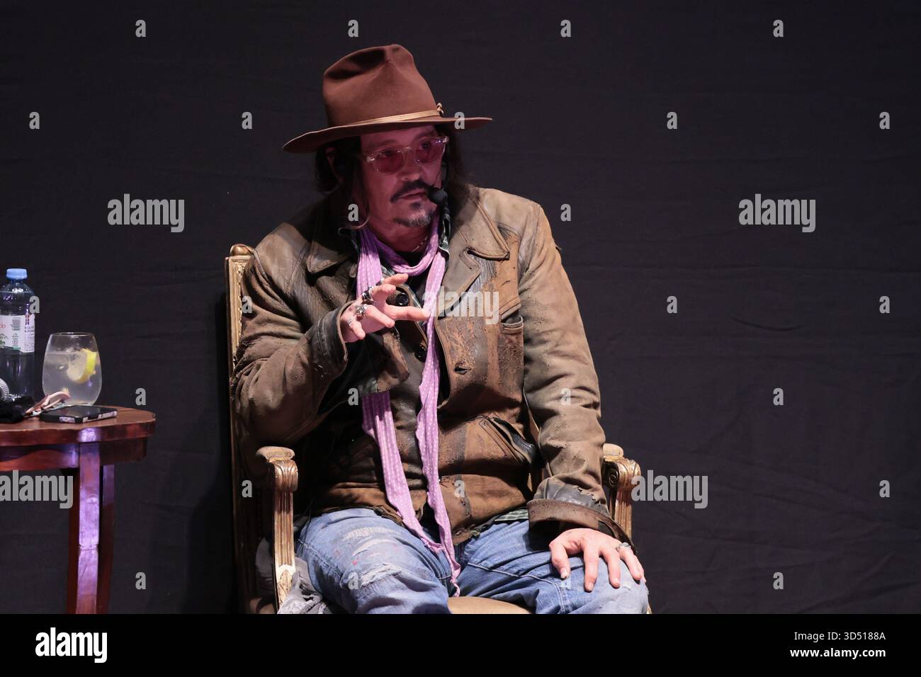 La Plata, Argentina - 12 novembre 2025: L'attore e regista statunitense Johnny Depp ha tenuto una masterclass teatrale presso lo storico Teatro Podestá di la Plata, provincia di Buenos Aires, davanti a un pubblico di studenti, attori e appassionati di arti dello spettacolo locali. L'evento fa parte della sua visita promozionale in Argentina per la presentazione del suo film «Modigliani: Tre giorni a Montparnasse», da lui diretto e prodotto. Depp ha discusso del processo creativo, dello sviluppo dei personaggi e della sua esperienza nel lavorare al film biografico, ricevendo un caloroso applauso dai partecipanti. Foto: Salvador parente/ UNAR AGE Foto Stock