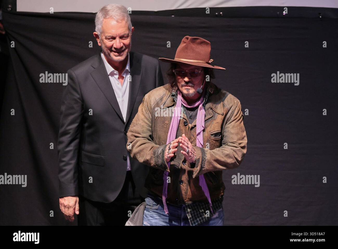 La Plata, Argentina - 12 novembre 2025: L'attore e regista statunitense Johnny Depp ha tenuto una masterclass teatrale presso lo storico Teatro Podestá di la Plata, provincia di Buenos Aires, davanti a un pubblico di studenti, attori e appassionati di arti dello spettacolo locali. L'evento fa parte della sua visita promozionale in Argentina per la presentazione del suo film «Modigliani: Tre giorni a Montparnasse», da lui diretto e prodotto. Depp ha discusso del processo creativo, dello sviluppo dei personaggi e della sua esperienza nel lavorare al film biografico, ricevendo un caloroso applauso dai partecipanti. Foto: Salvador parente/ UNAR AGE Foto Stock