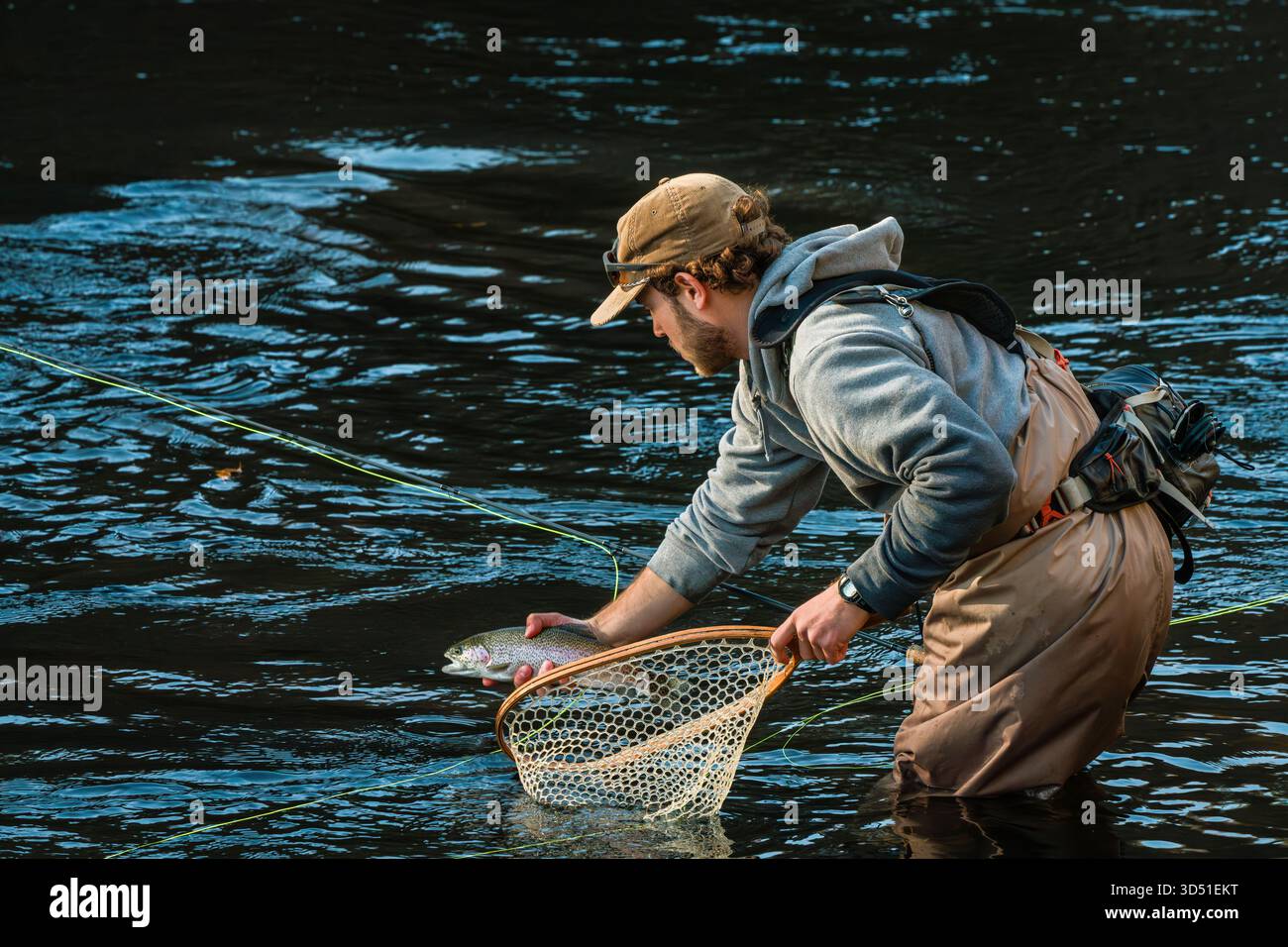 La pesca con la mosca Farmington fiume _ Barkhamsted, Connecticut, Stati Uniti d'America Foto Stock