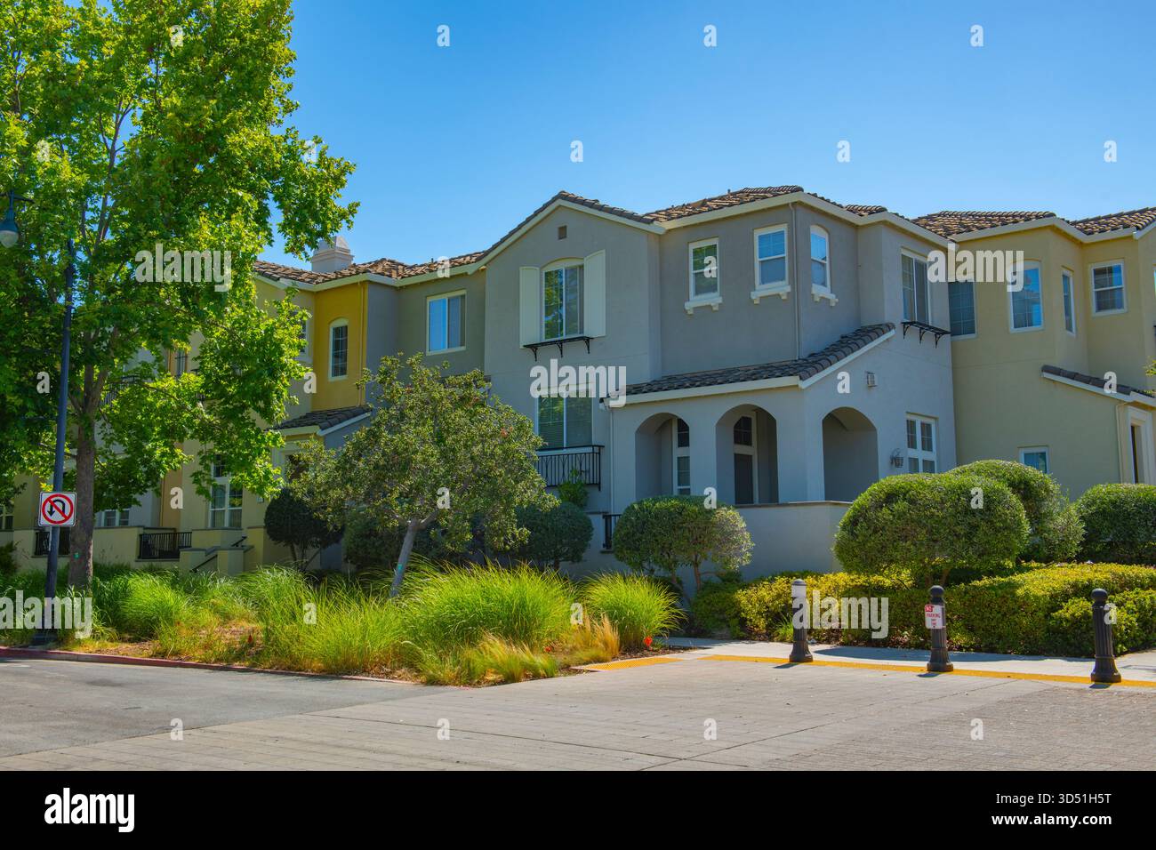 Moderno edificio cittadino in Town Center Lane presso il Cupertino Civic Center nel centro citta' di Cupertino, California CA, USA. Foto Stock