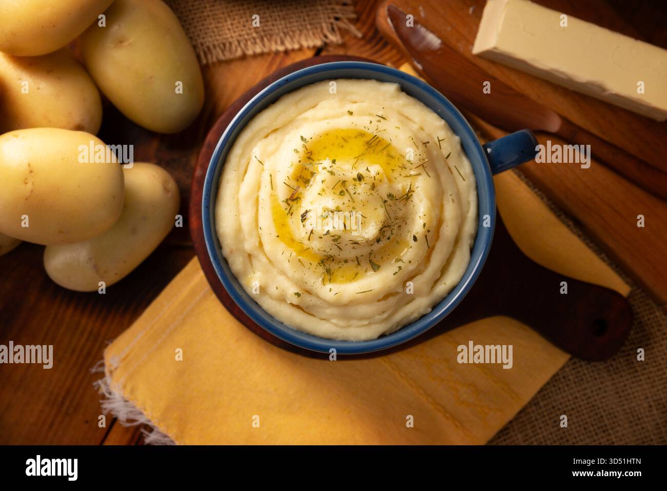 Purè di patate. Un classico contorno a base di purè di patate bollite, spesso utilizzato per accompagnare vari piatti; una ricetta facile e pratica che è ve Foto Stock