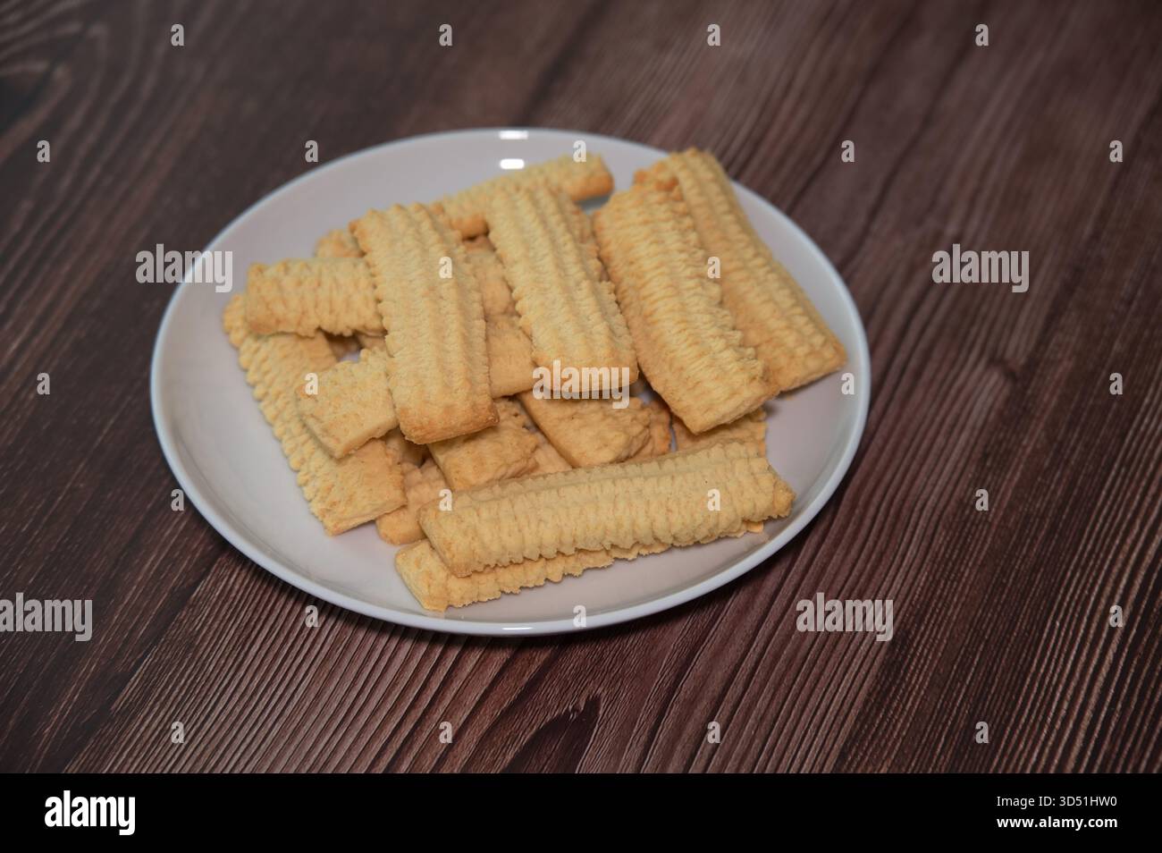 Primo piano di biscotti sul piatto e sul tavolo di legno Foto Stock