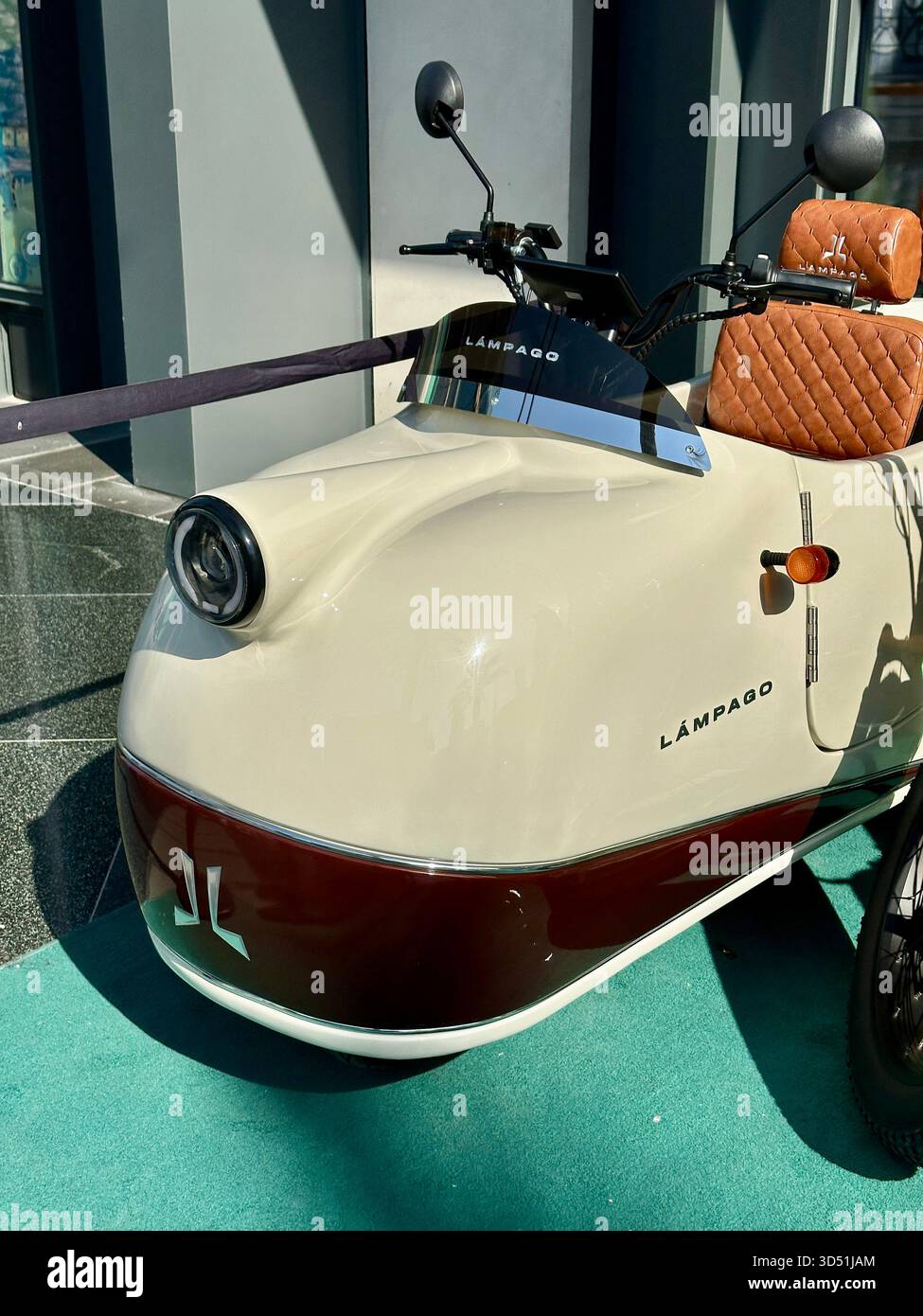 Veicolo elettrico Lampago - Immagine stock catturata con smartphone