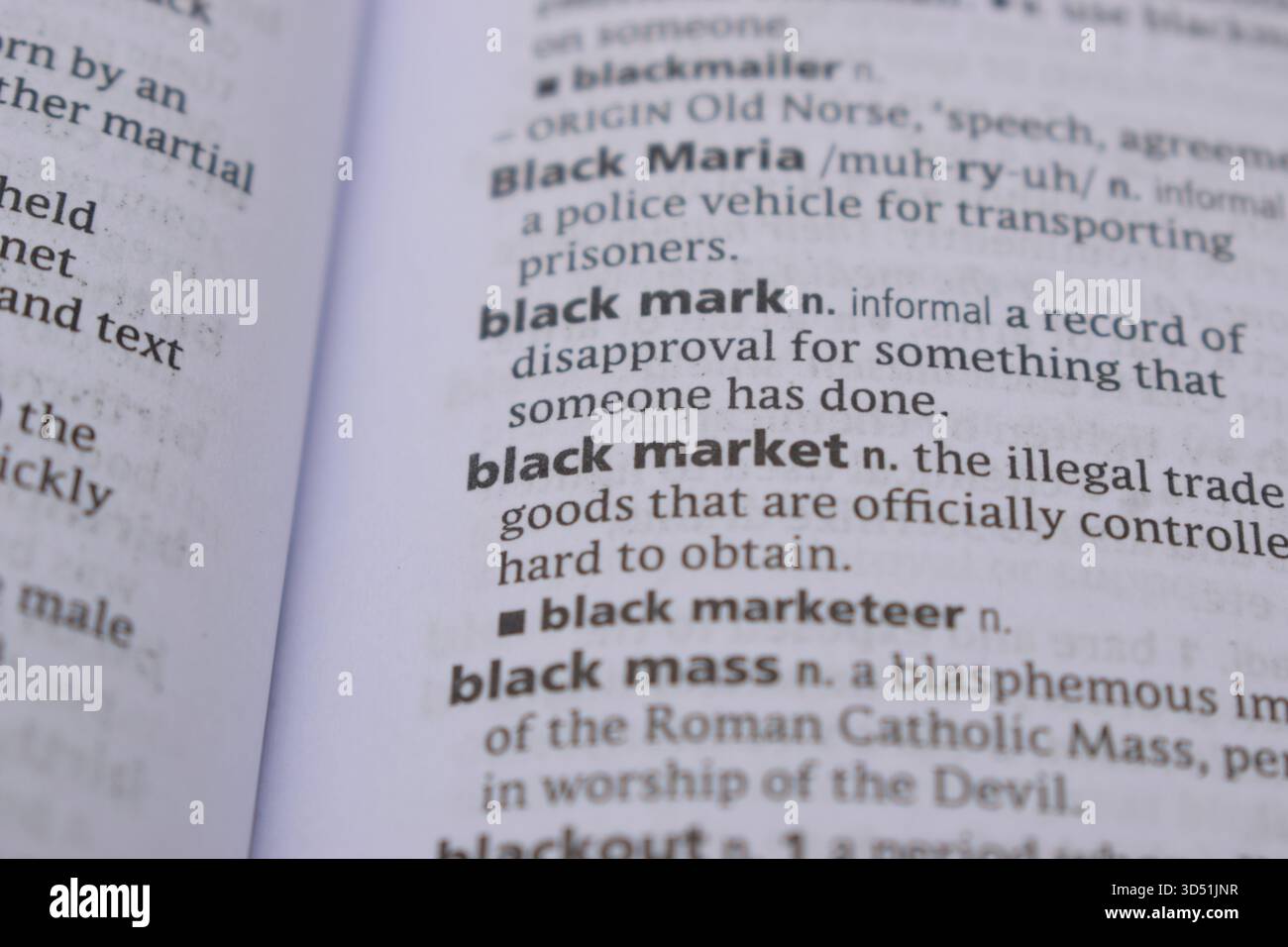 Primo piano della pagina del dizionario inglese con Word - mercato nero Foto Stock