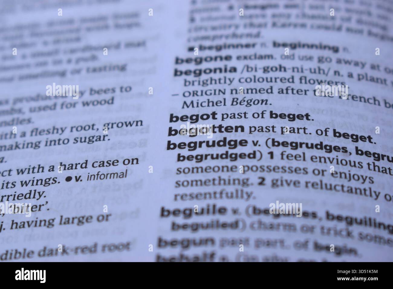 Pagina del dizionario inglese primo piano con la parola di -begot Foto Stock