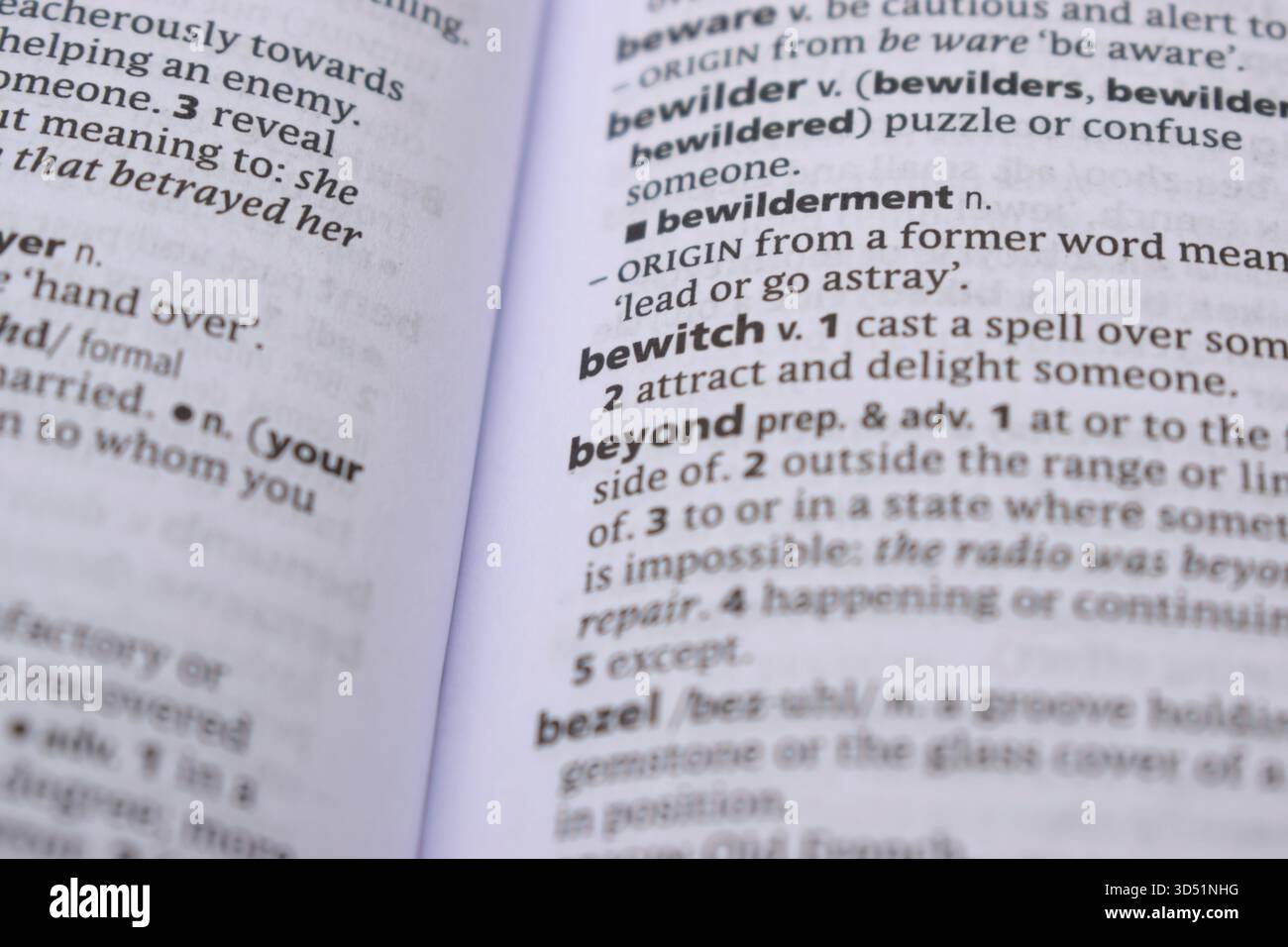 Primo piano della pagina del dizionario inglese con Word - Bewitch Foto Stock