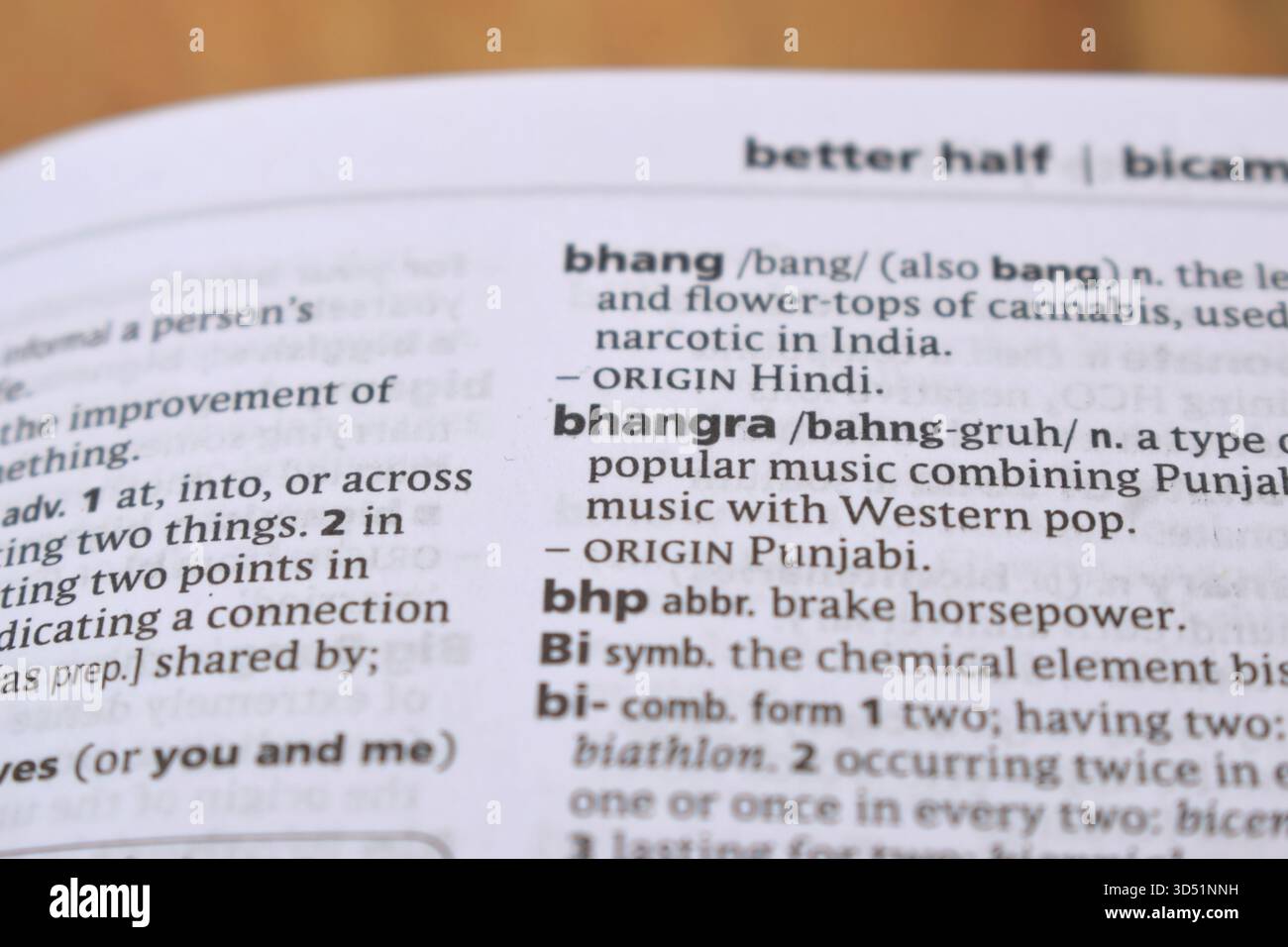 Pagina del dizionario inglese primo piano con la parola di -bhangra Foto Stock