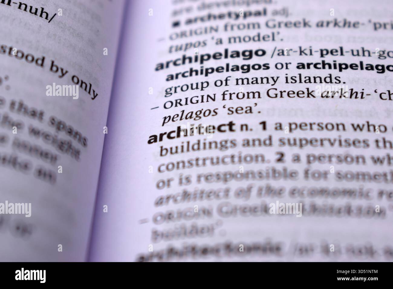 Pagina del dizionario inglese primo piano con la parola di -architect Foto Stock