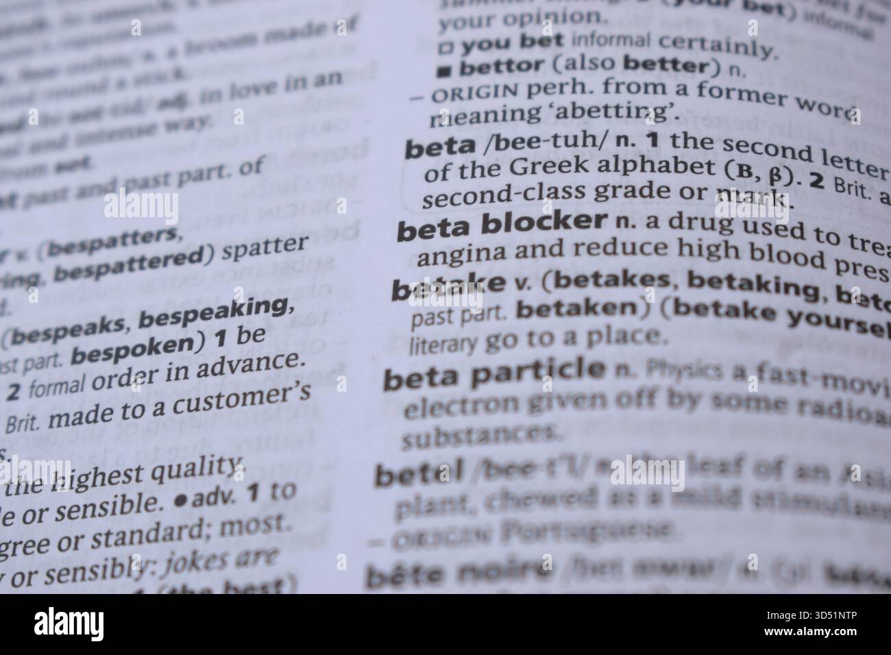 Primo piano della pagina del dizionario inglese con Word - beta blocker Foto Stock