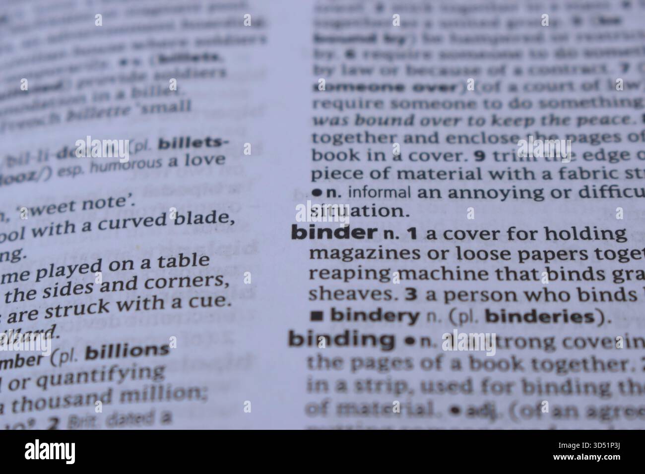English Definition Dictionary pagina primo piano di Word of -Binder stampata Foto Stock