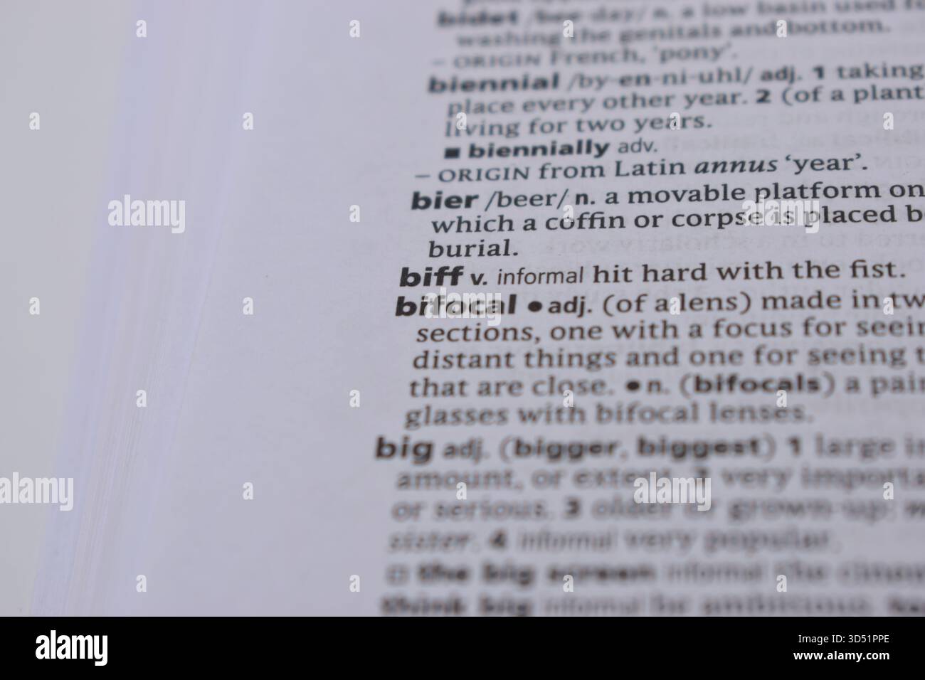 Primo piano della pagina del dizionario inglese con Word - biff Foto Stock