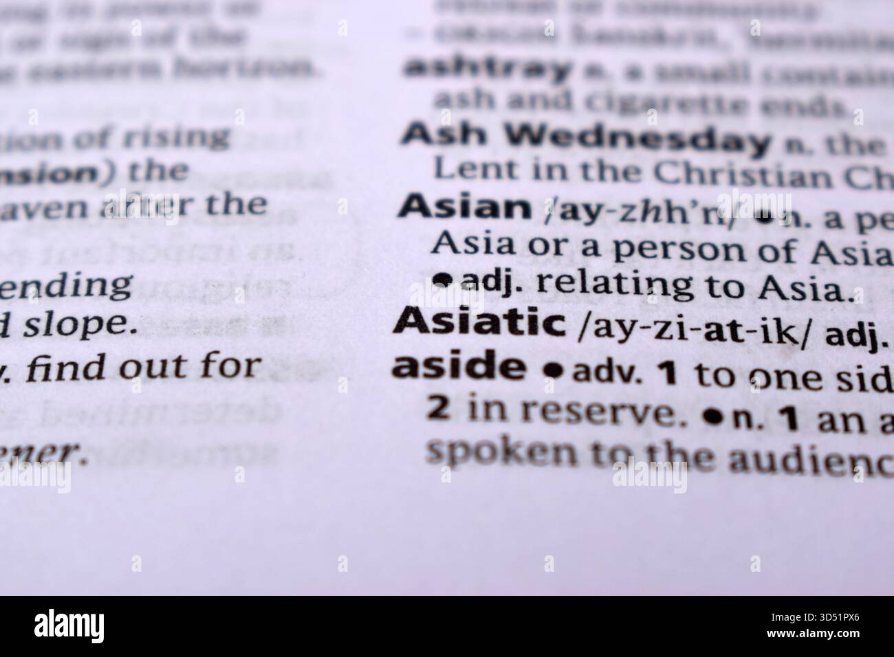 Primo piano della pagina del dizionario inglese con Word - Asiatic Foto Stock