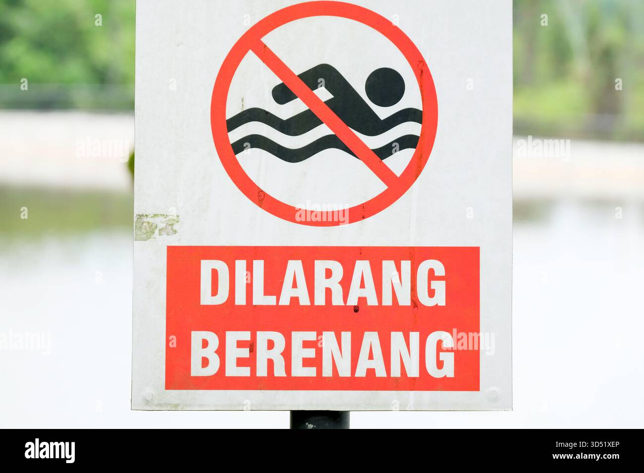 Non nuotare vicino a un lago in indonesiano Foto Stock