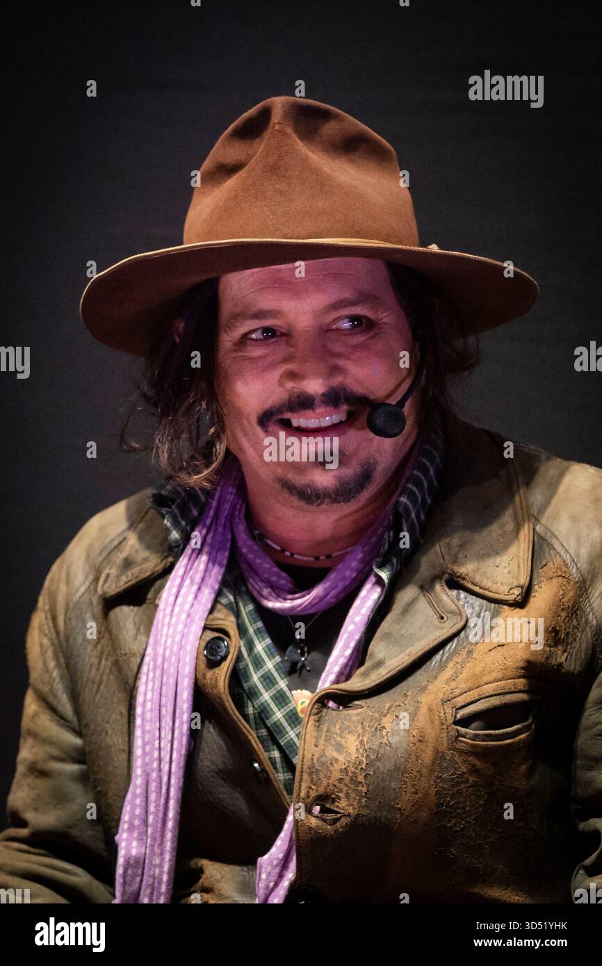 La Plata, Argentina. 12 novembre 2025. L'attore e regista americano Johnny Depp sorride durante una masterclass al Teatro Municipal Coliseo Podesta mentre presenta il suo ultimo film ''modi, tre giorni sull'ala della follia'' a la Plata, Argentina, il 12 novembre 2025. (Foto di Matias Baglietto/NurPhoto) credito: NurPhoto SRL/Alamy Live News Foto Stock