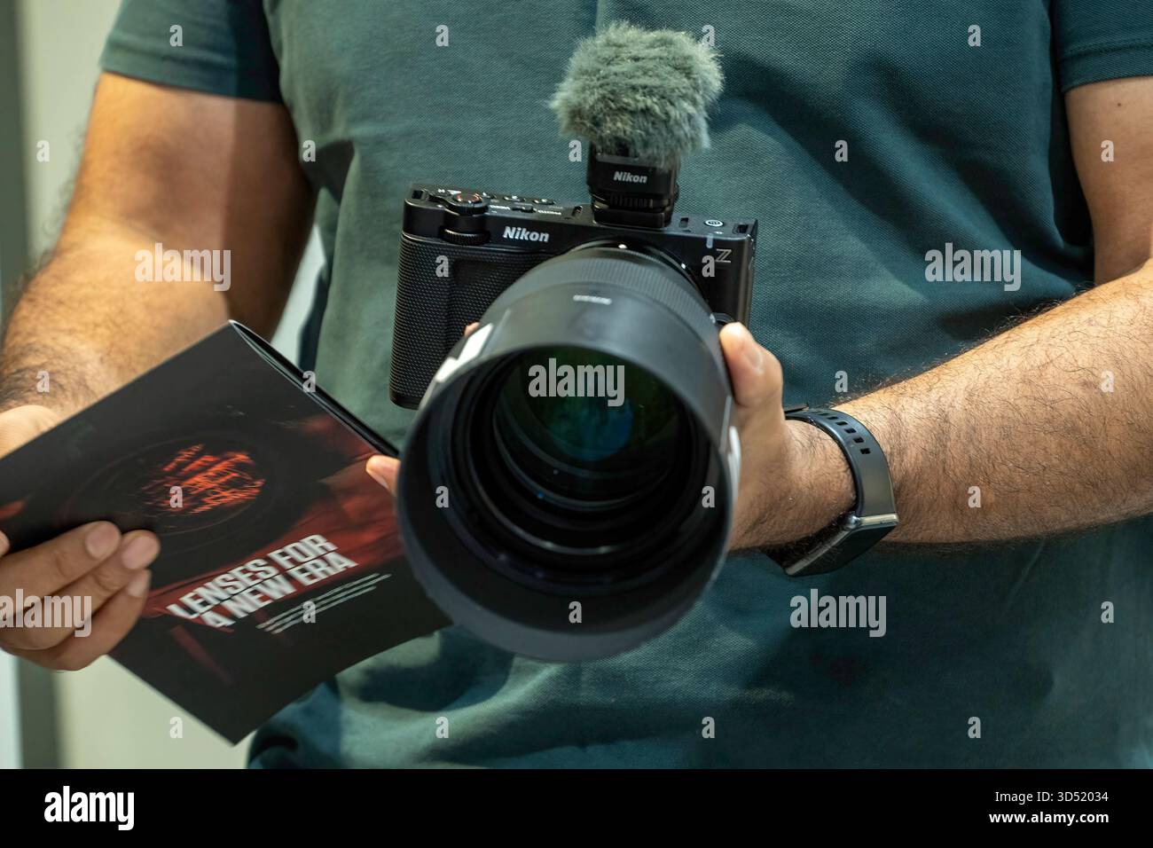 Doha, Qatar - 5 novembre 2025: Fotocamera Nikon ZR in mano Foto Stock