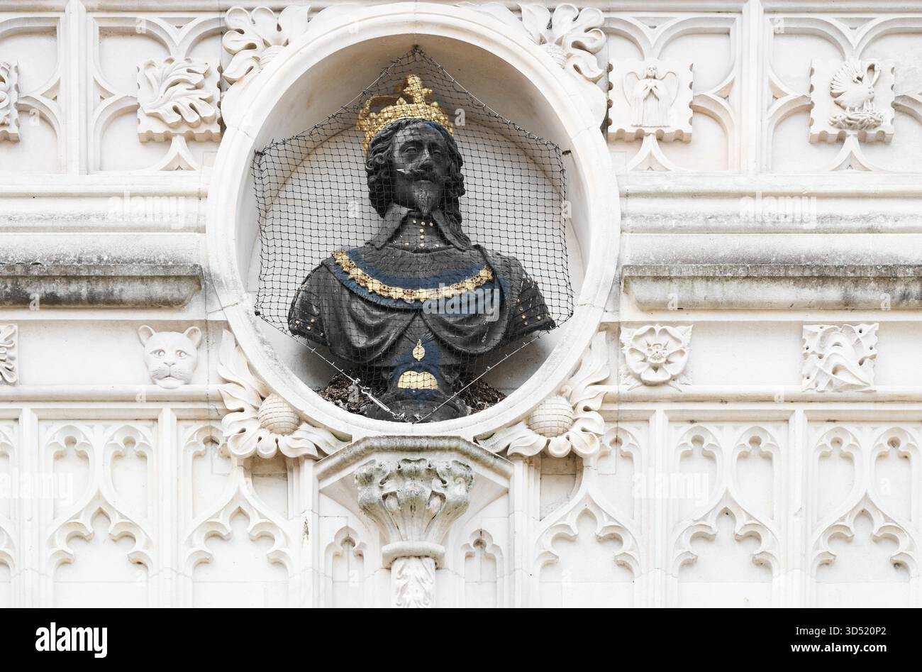 Busto di re Carlo i sulla Market Cross una struttura ottagonale in pietra costruita tra il 1477 e il 1503, un mercato e luogo d'incontro, Chichester. Foto Stock