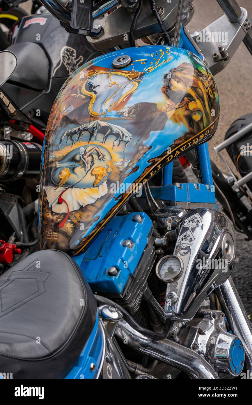 Serbatoio verniciato aerografo per moto Harley Davidson. Illustrazione di aerografo sul serbatoio di una grande Harley Davidson Motorbike che raffigura una scena fantasy gotica. Personalizzato. Foto Stock