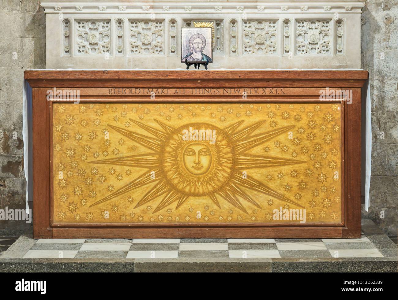 Pala d'altare - icona della luce divina - nella cappella (costruita intorno al 1300) di San Clemente, nella cattedrale medievale cristiana di Chichester, in Inghilterra. Foto Stock