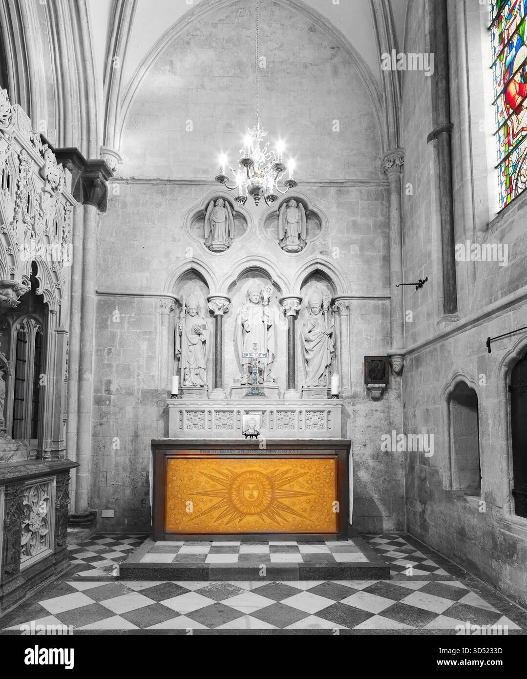 Pala d'altare - icona della luce divina - nella cappella (costruita intorno al 1300) di San Clemente, nella cattedrale medievale cristiana di Chichester, in Inghilterra. Foto Stock