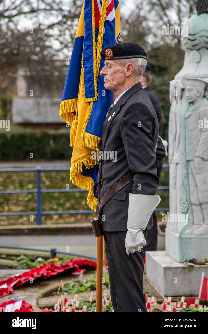 Un portabandiera al memoriale di guerra di Hythe il giorno dell'Armistizio Foto Stock
