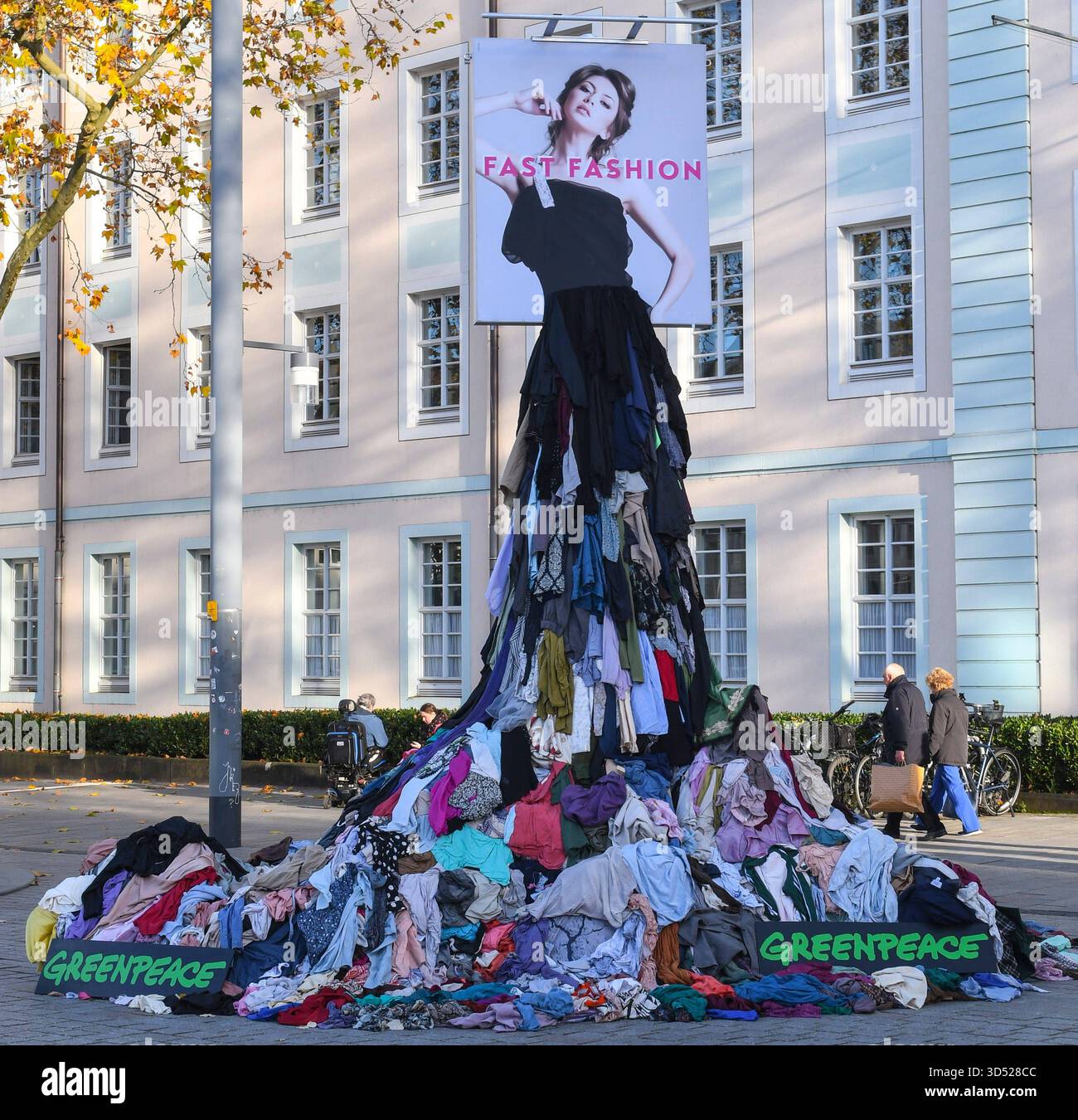 Greenpaece-protesta gegen Fast Fashion a Friburgo. Die Umweltschuetzer setzen sich für ein Anti-Fast-Fashion-Gesetz ein und gegen Tonnen aussortierter unverkaeuflicher Billigkleidung, Die in Afrika und anderswo entsorgt werden. *** Greenpaece protesta contro la fast fashion a Friburgo gli ambientalisti stanno facendo campagna per una legge anti-fast fashion e contro tonnellate di vestiti invenduti a basso costo che vengono smaltiti in Africa e altrove Foto Stock