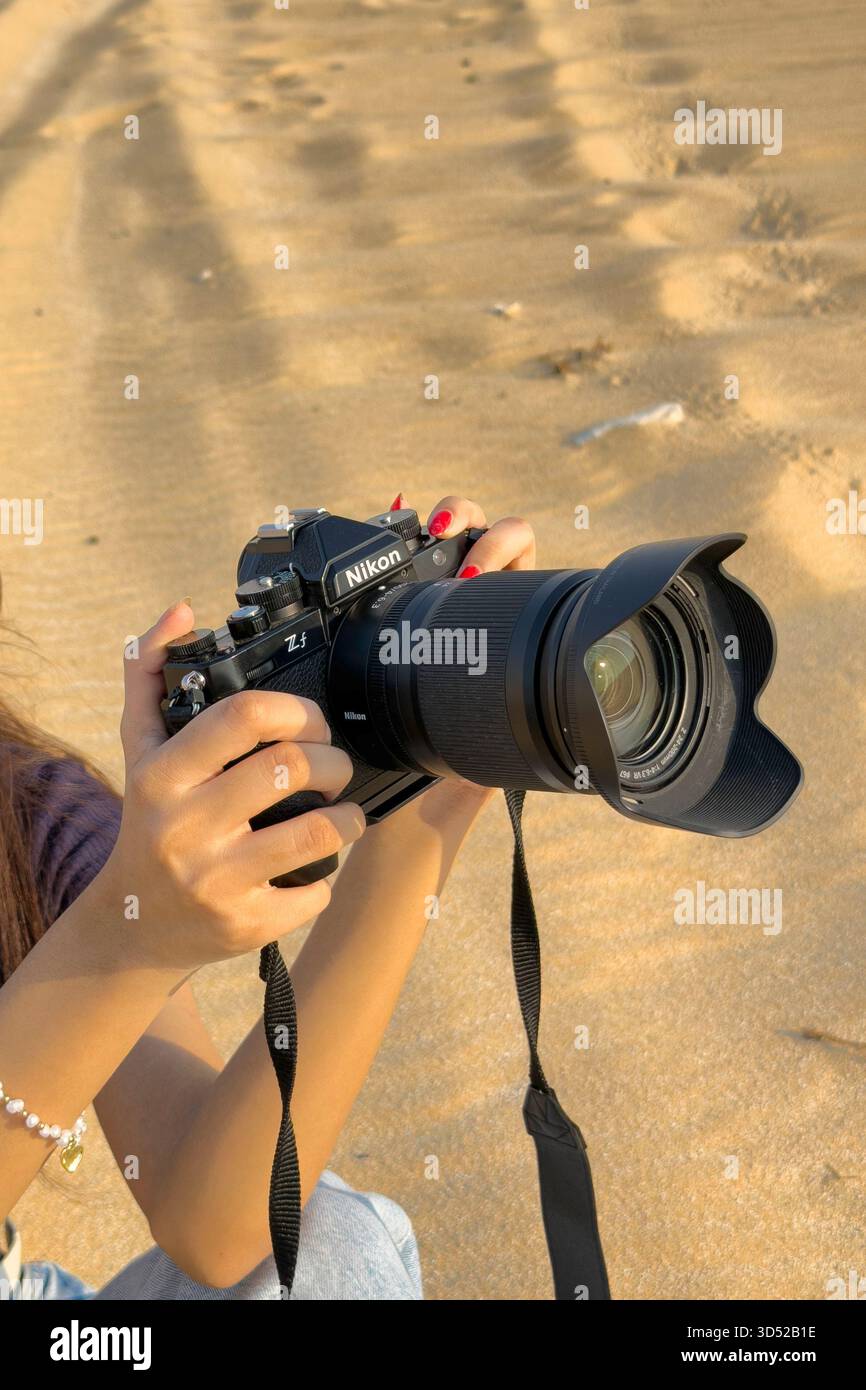 Doha, Qatar - : Nikon ZF Mirrorless camera - ragazza che tiene in mano una fotocamera Nikon ZF full-frame ispirata al retro Foto Stock