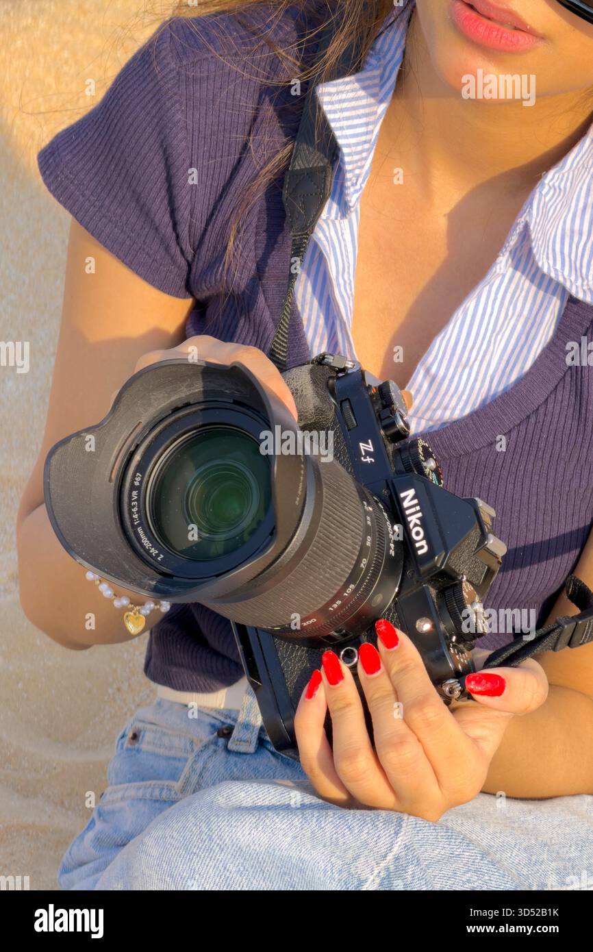 Doha, Qatar - : Nikon ZF Mirrorless camera - ragazza che tiene in mano una fotocamera Nikon ZF full-frame ispirata al retro Foto Stock