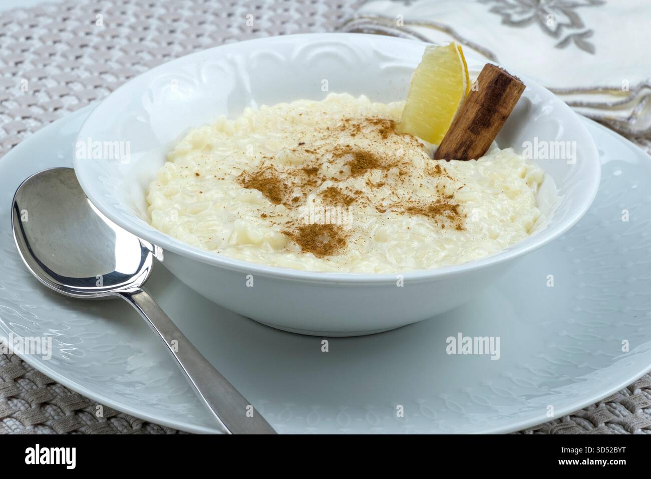 Ciotola di budino di riso con cannella Foto Stock