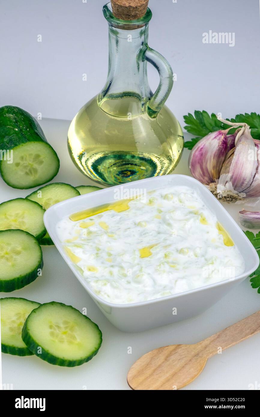 Salsa tzatziki greca e ingredienti Foto Stock