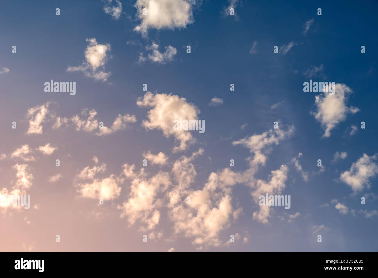 La suggestiva dispersione di Rayleigh al tramonto produce colori pastello vivaci in nuvole ad alta quota e profondità di campo Foto Stock