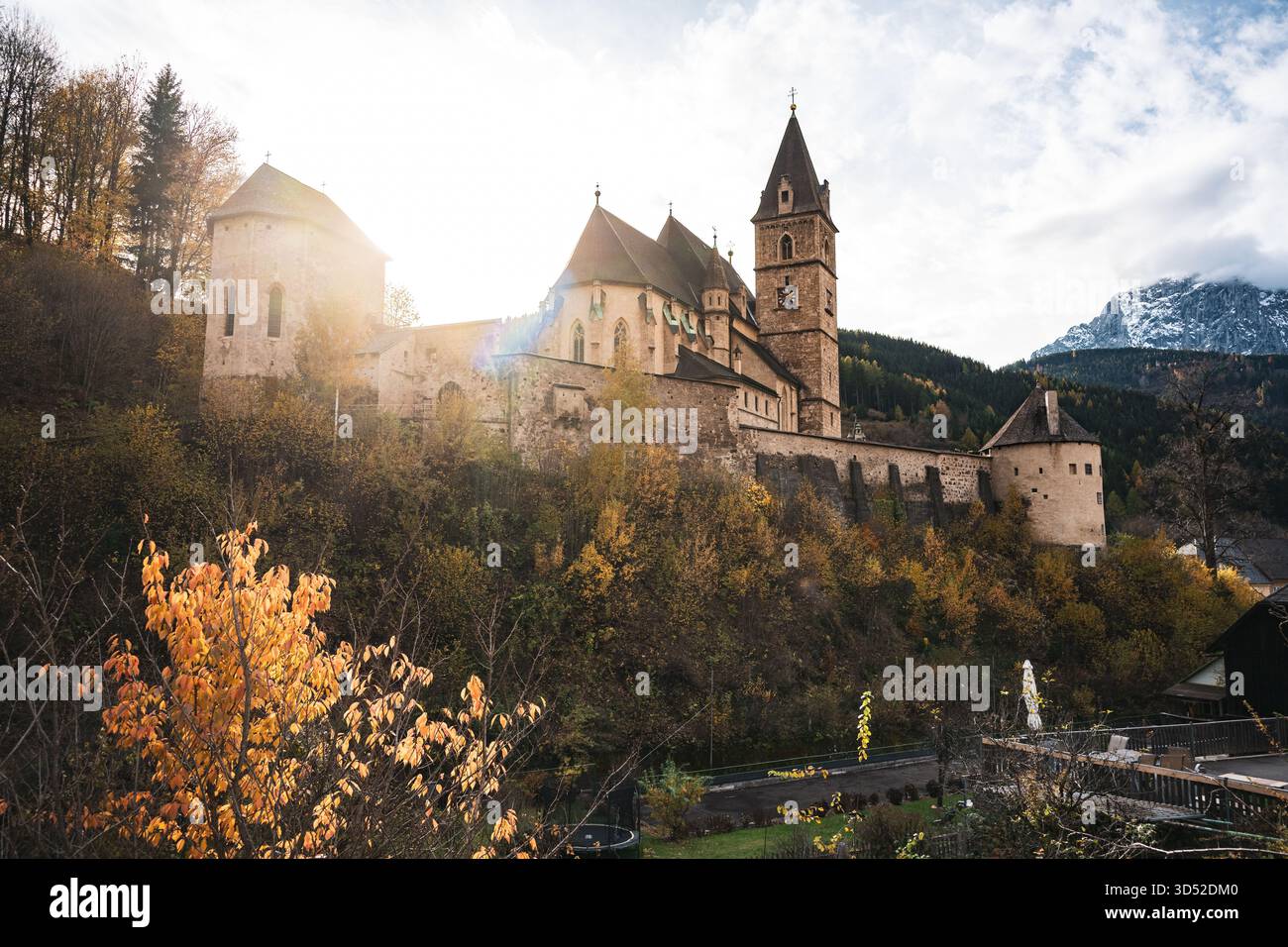 Kirchenburg St. Oswald in den Eisenerzer Alpen bei der steirischen Stadt Eisenerz am 30.10.2025. // chiesa fortificata di Sant'Osvaldo nelle Alpi Eisenerz vicino alla città stiriana di Eisenerz il 30 ottobre 2025. - 20251030 PD16804 credito: APA-PictureDesk/Alamy Live News Foto Stock