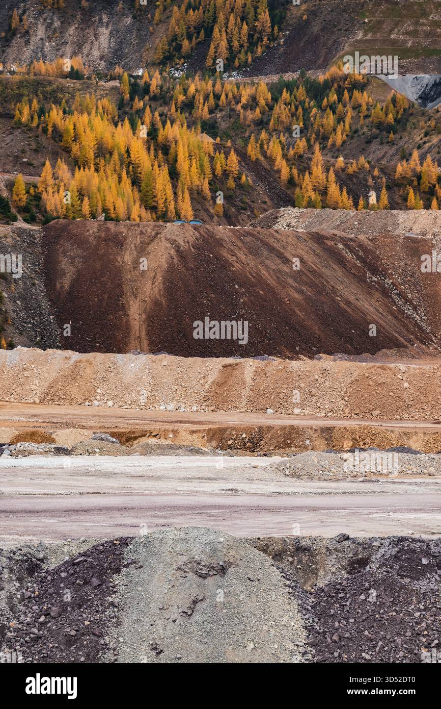 Goldgelbe Lärchen am Erzberg in den Eisenerzer Alpen bei der steirischen Stadt Eisenerz am 30.10.2025. // larici d'oro sul monte Erzberg nelle Alpi Eisenerz vicino alla città stiriana di Eisenerz il 30 ottobre 2025. - 20251030 PD16794 credito: APA-PictureDesk/Alamy Live News Foto Stock