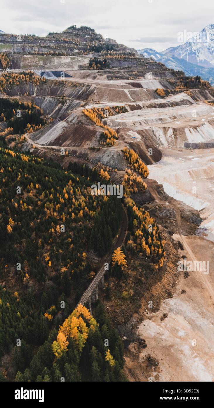 Goldgelbe Lärchen am Erzberg in den Eisenerzer Alpen bei der steirischen Stadt Eisenerz am 30.10.2025. // larici d'oro sul monte Erzberg nelle Alpi Eisenerz vicino alla città stiriana di Eisenerz il 30 ottobre 2025. - 20251030 PD16788 credito: APA-PictureDesk/Alamy Live News Foto Stock