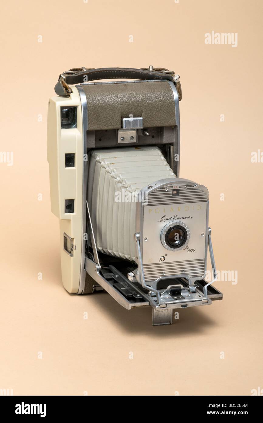 Pavia, Lombardia, Italia - 27 dicembre 2024: Polaroid 800 Land camera, dal 1957 al 1962, tipo pieghevole con rotoli istantanei. Visualizzato in Ctrl+Alt Museu Foto Stock