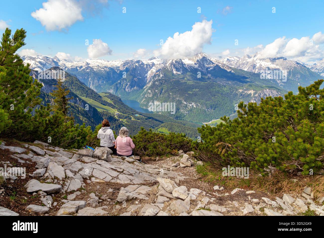 KEHLSTEINHAUS, GERMANIA - 19 MAGGIO 2024: Donne non identificate ammirano la vista panoramica delle Alpi Berchtesgaden dalle alture del Nido dell'Aquila (KE Foto Stock