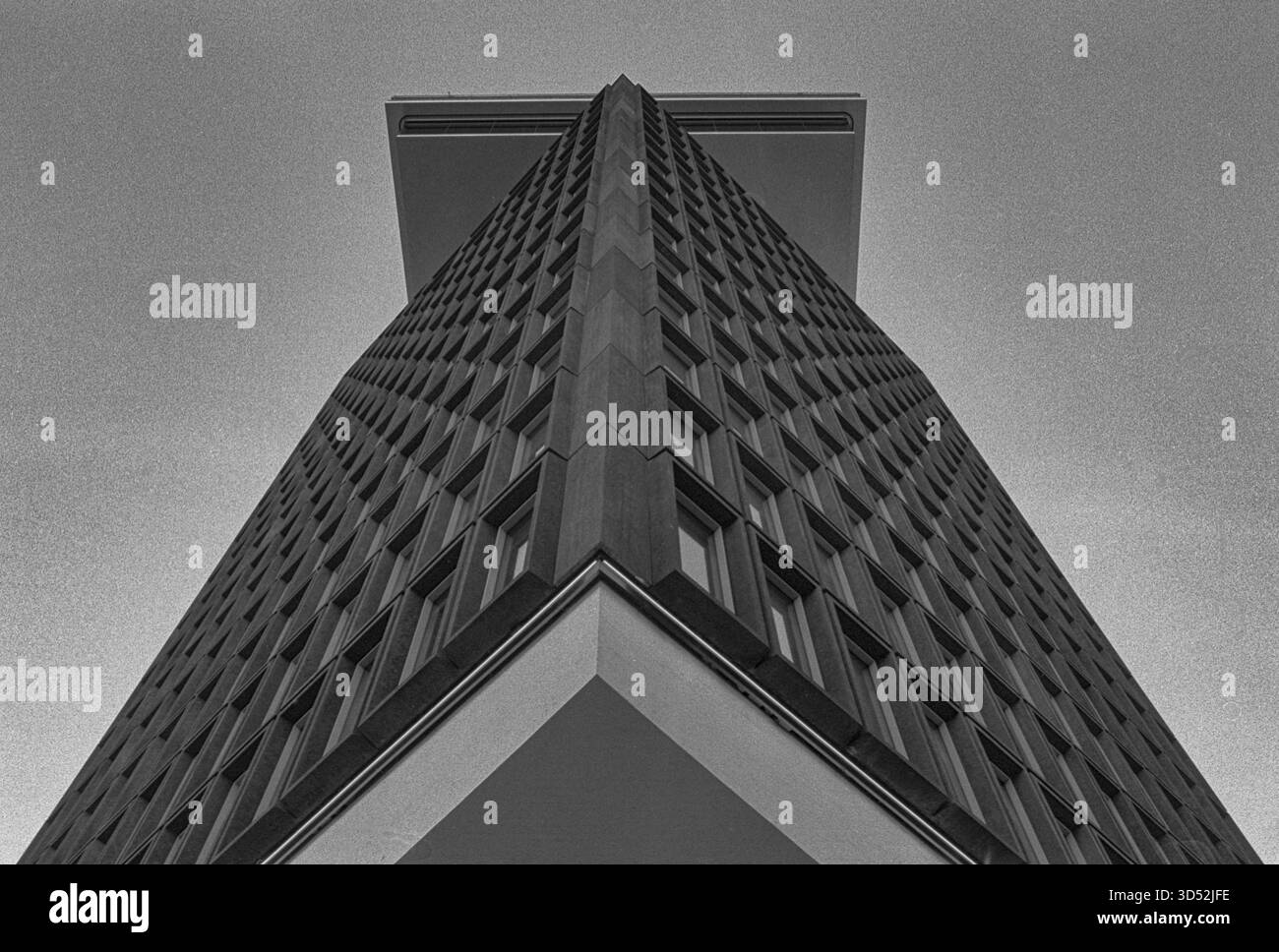 Ex quartier generale della Royal Dutch Shell Oil Company l'ex quartier generale della Royal Dutch Shell Oil Company / Shell Overhoeks Tower costruito nel 1971 e progettato dall'architetto Arthur Staal. Amsterdam, Paesi Bassi. Girato su pellicola analogica in bianco e nero. Amsterdam Overhoekseplein Noord-Holland Nederland Copyright: XGuidoxKoppesxPhotox Foto Stock