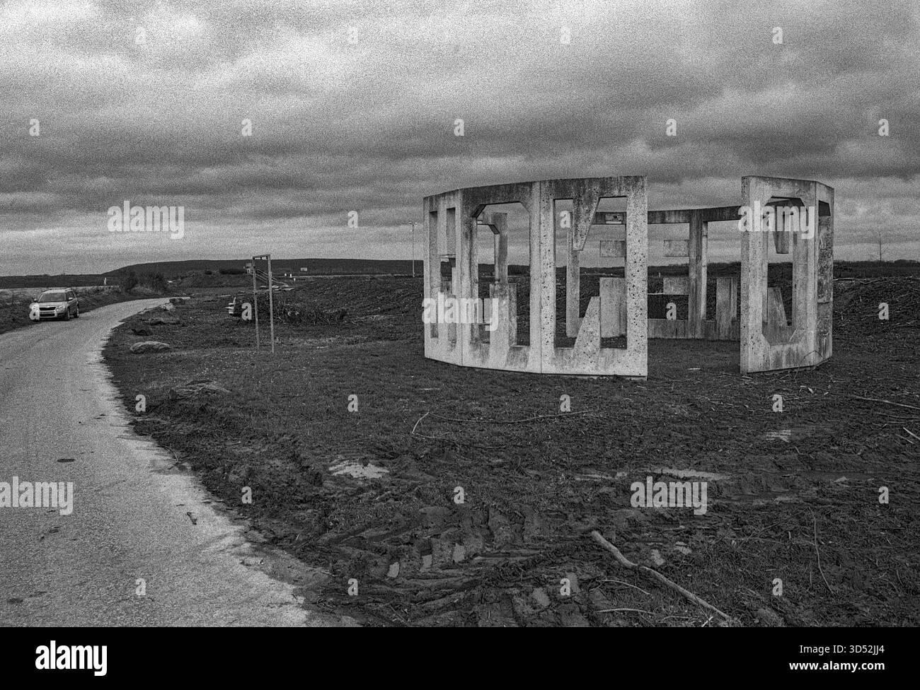 Garzweiler, Tagebau. La miniera di carbone marrone a cielo aperto di Garzweiler Tagebau sta diventando sempre più grande entro la settimana, estraendo combustibili fossili come la lignite e il carbone marrone che alimentano la vicina centrale elettrica di Garzweiler Kraftwerk e produce enormi quantità di gas serra come carbonio e CO2, contribuendo così al riscaldamento globale e ai cambiamenti climatici. Intere Forrests sono state demolite, e aolso agri villaggi culturali di fine terra. Nordrhine-Westfalia, Germania. Girato su Analog Black & White Film, 2024. Garzweiler Garzweiler Tagebau Nordrhein-Westfalen Germania Copyright: XGuidoxKoppesxPhotox Foto Stock