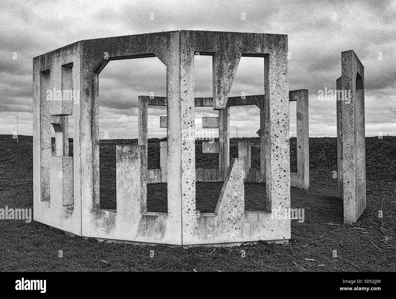 Garzweiler, Tagebau. La miniera di carbone marrone a cielo aperto di Garzweiler Tagebau sta diventando sempre più grande entro la settimana, estraendo combustibili fossili come la lignite e il carbone marrone che alimentano la vicina centrale elettrica di Garzweiler Kraftwerk e produce enormi quantità di gas serra come carbonio e CO2, contribuendo così al riscaldamento globale e ai cambiamenti climatici. Intere Forrests sono state demolite, e aolso agri villaggi culturali di fine terra. Nordrhine-Westfalia, Germania. Girato su Analog Black & White Film, 2024. Garzweiler Garzweiler Tagebau Nordrhein-Westfalen Germania Copyright: XGuidoxKoppesxPhotox Foto Stock