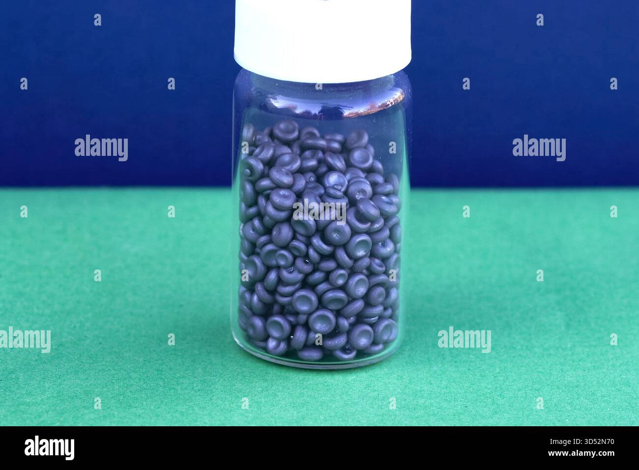 selenio in una provetta sotto forma di emisferi. Foto Stock