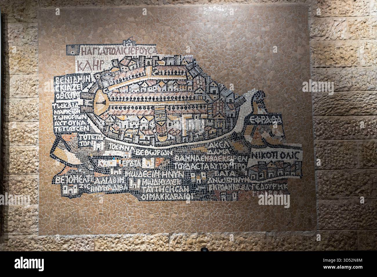 Gerusalemme, Israele, 6 luglio 2025 Replica o dettaglio di una mappa storica a mosaico di Gerusalemme, probabilmente correlata alla mappa di Madaba, incastonata in una pietra wa Foto Stock