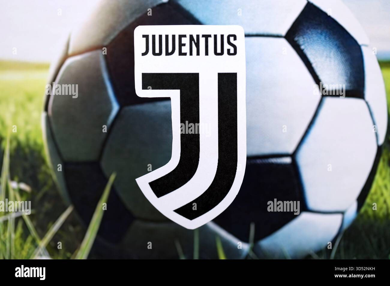 KIEV, UCRAINA - 23 FEBBRAIO 2025 il badge della squadra di calcio della Juventus FC si trova sullo sfondo della palla di calcio Foto Stock
