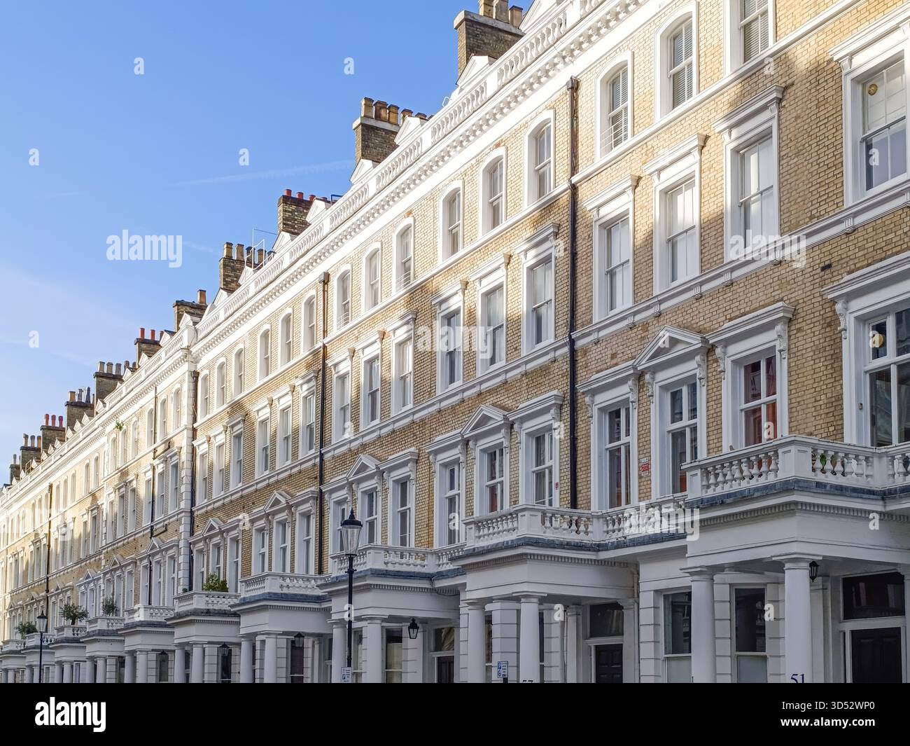 Eleganti villette vittoriane a schiera a Londra con colonne in stucco e facciate color pastello Foto Stock