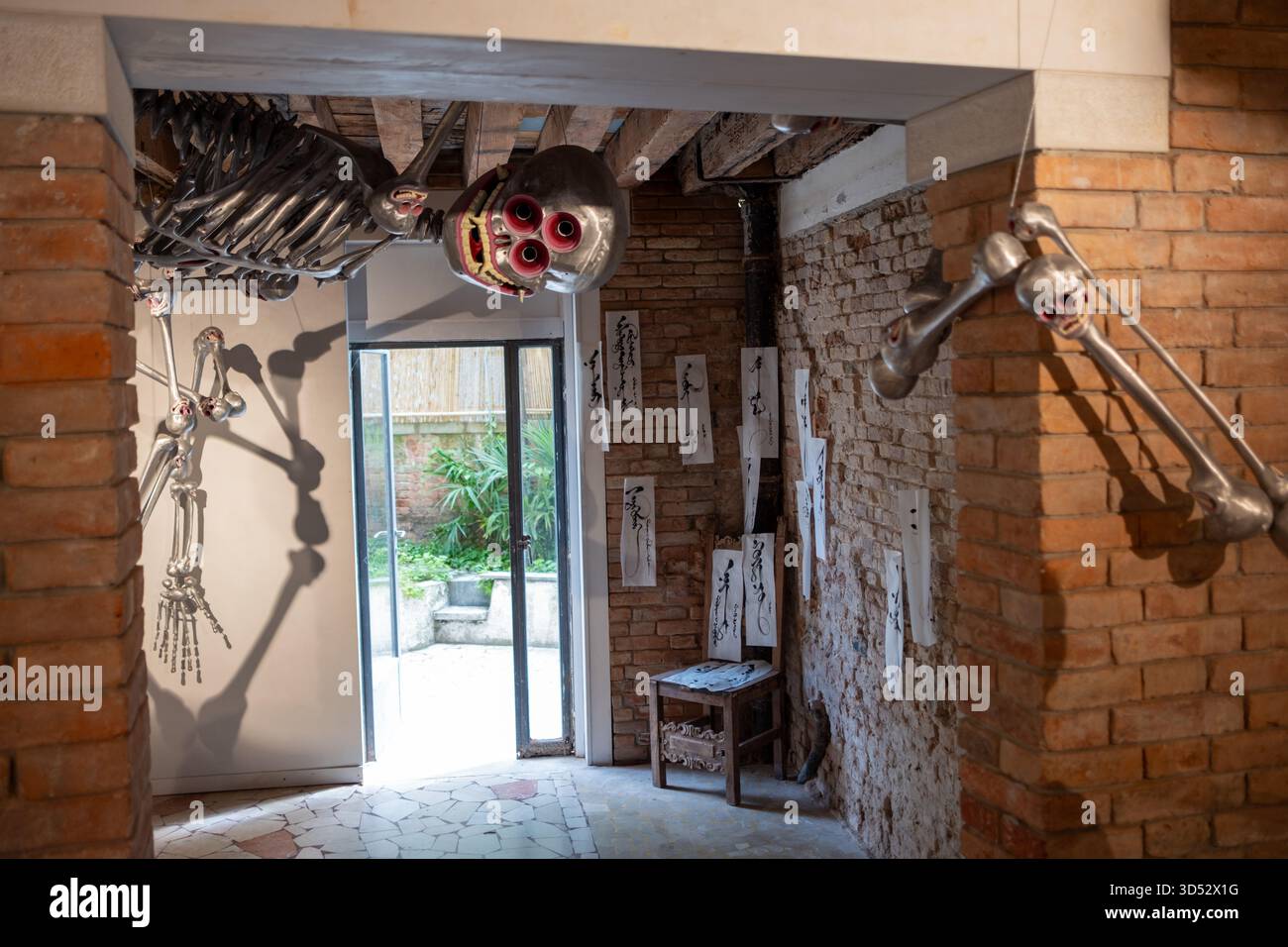 Alla scoperta del presente dal futuro, il padiglione mongolo alla 60a mostra d'arte della Biennale di Venezia dell'artista Ochirbold Ayurzana che presenta la tradizione Foto Stock