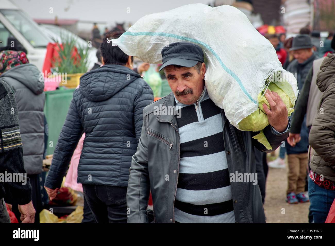 Persone e commercianti nel mercato settimanale ortofrutticolo di Racaciuni Foto Stock