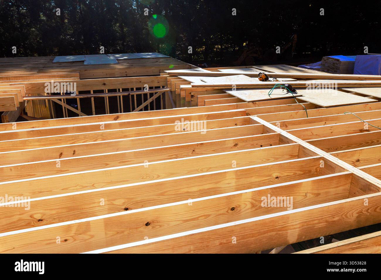 Le tavole in legno sono organizzate in cantiere in un'area residenziale Foto Stock